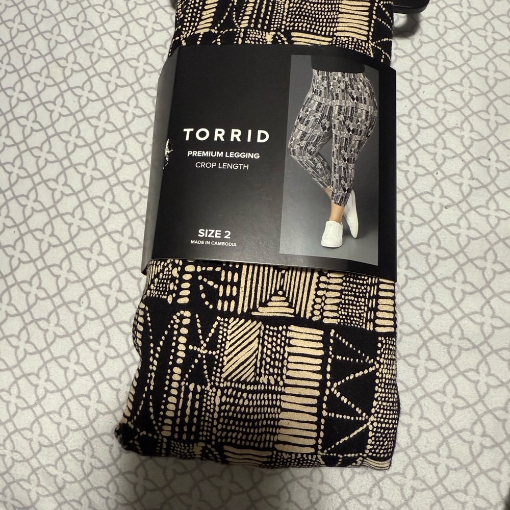 Torrid Black and Cream Geometric Leggings